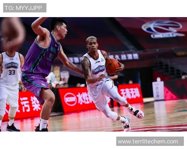 赛后分析:上海篮球队与重庆篮球队的实力对决与战术探讨 赛后分析:上海篮球队与重庆篮球队的实力对决与战术探讨