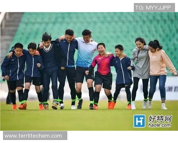 足球明星平安夜盛典星光璀璨欢聚一堂共庆佳节温情时刻 足球明星平安夜盛典星光璀璨欢聚一堂共庆佳节温情时刻