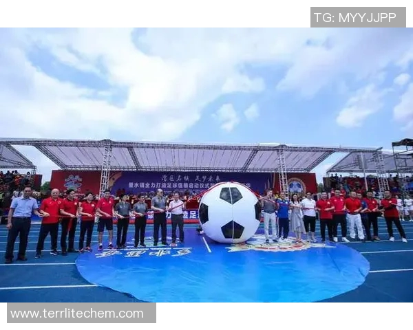 足球明星莅临香港激情赛场引发球迷热烈追捧与欢呼 足球明星莅临香港激情赛场引发球迷热烈追捧与欢呼