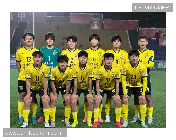 35号足球明星的传奇人生与赛场背后的故事揭秘 35号足球明星的传奇人生与赛场背后的故事揭秘