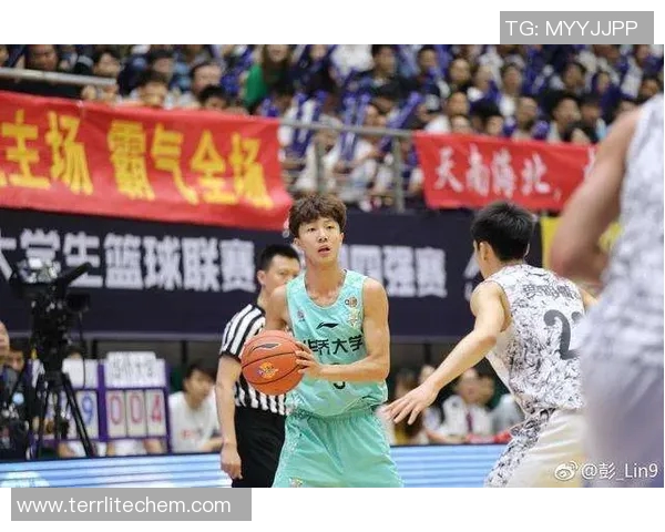 上海篮球队在精英赛中以73分稳居积分榜首位,展现强劲实力 上海篮球队在精英赛中以73分稳居积分榜首位,展现强劲实力